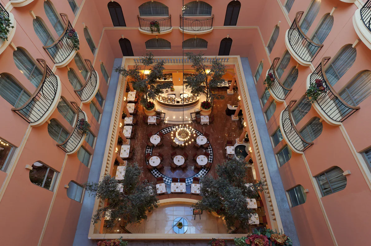 رستوران هتل گرند اکسلسیور دیره